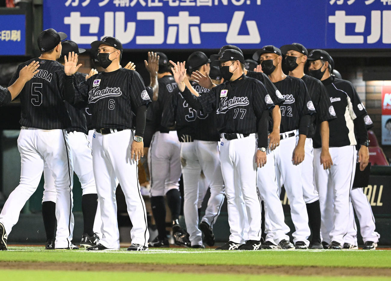 楽天対ロッテ　試合に勝利しタッチを交わすロッテ井口監督（左から3人目）ら（撮影・滝沢徹郎）