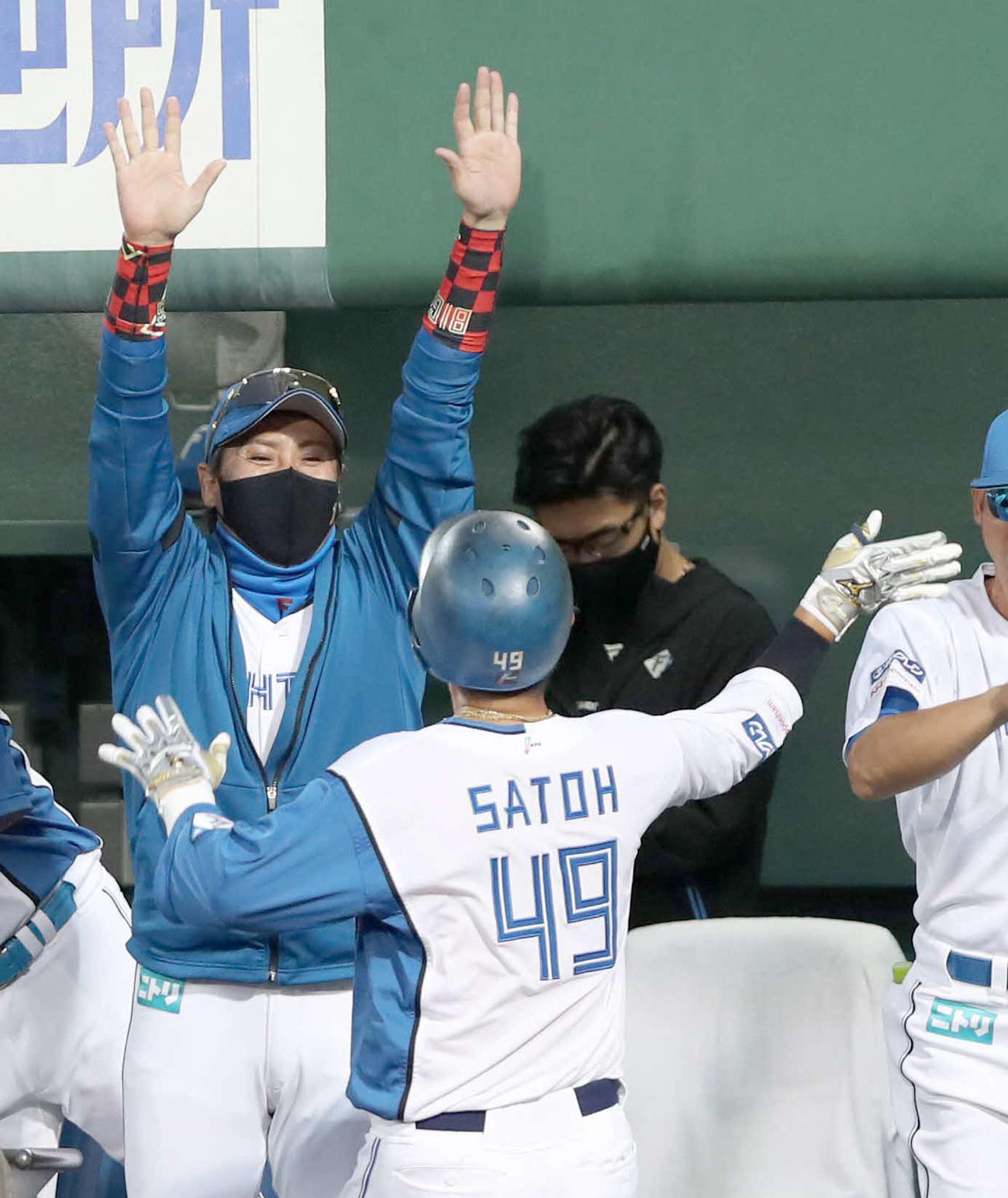 日本ハム対ソフトバンク　3回裏、本塁打を放った佐藤（手前）を出迎える新庄監督（撮影・黒川智章）