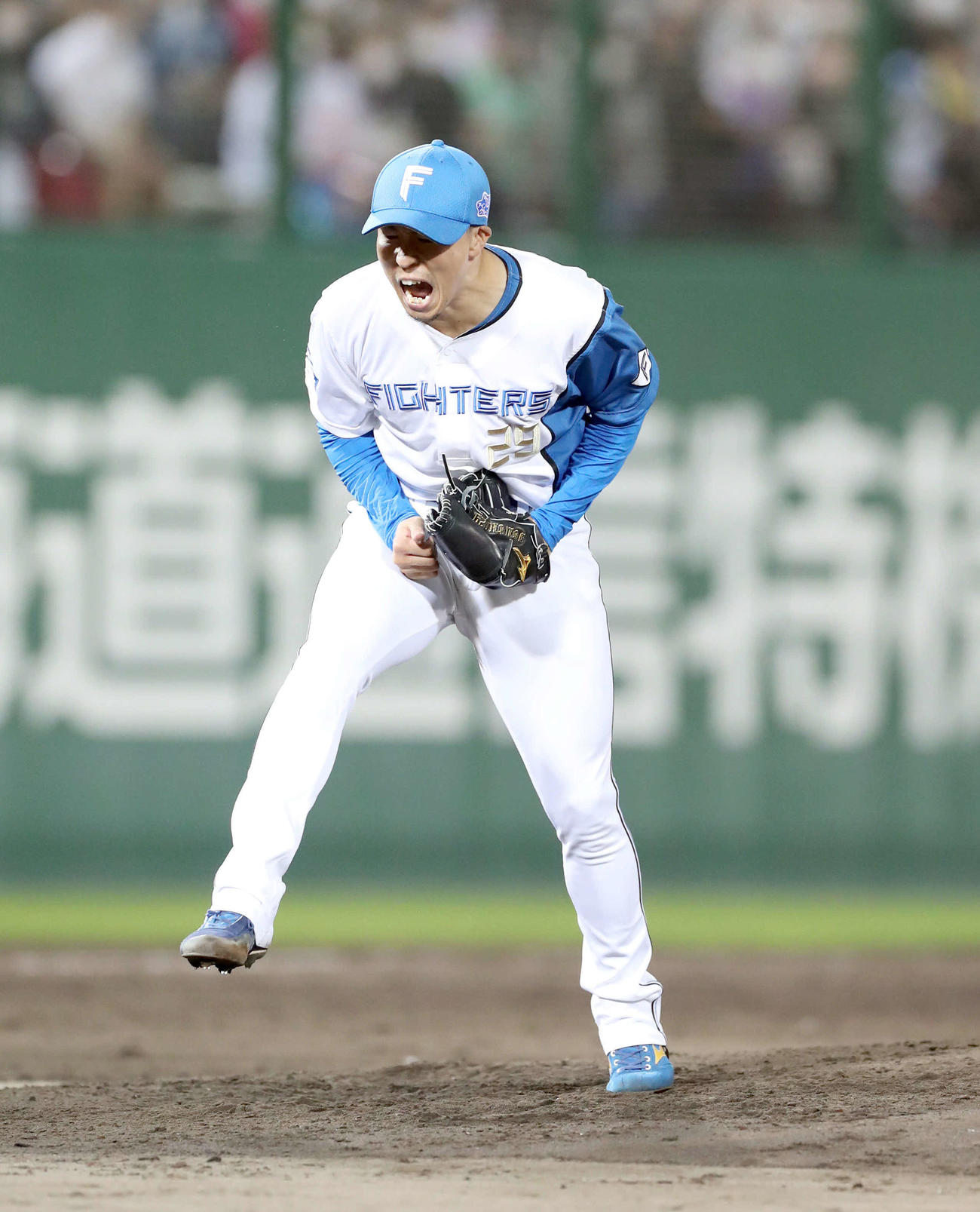 日本ハム対ソフトバンク　7回表ソフトバンク2死一、三塁、デスパイネを三振にとりほえる井口（撮影・佐藤翔太）