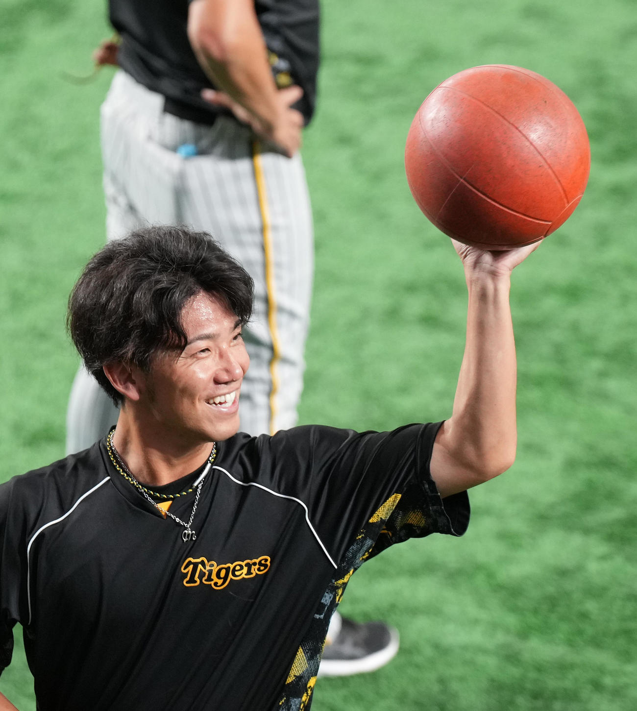 巨人対阪神　試合前、リラックスした表情で調整する阪神伊藤将（撮影・菅敏）