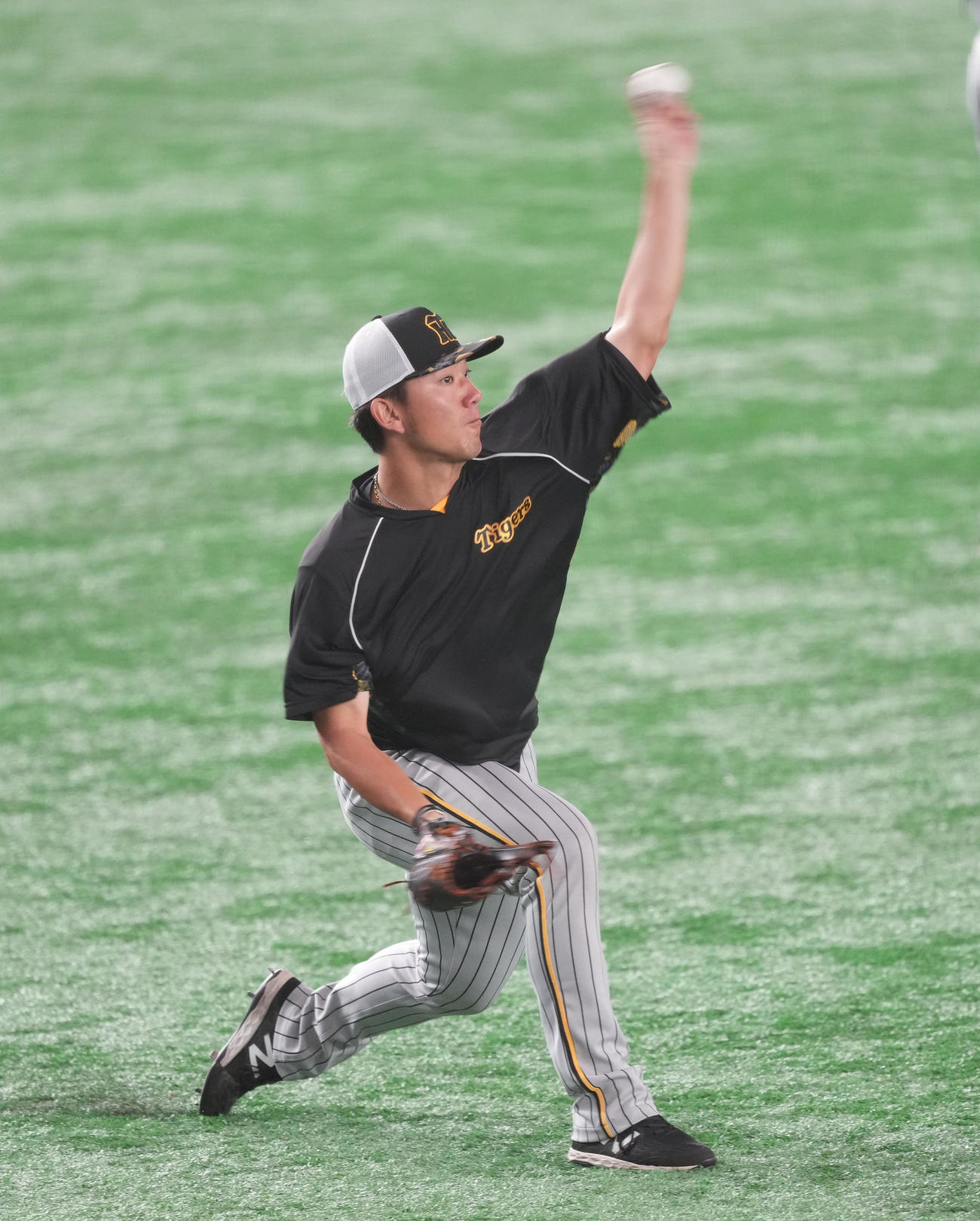 巨人対阪神　試合前、調整する阪神伊藤将（撮影・菅敏）