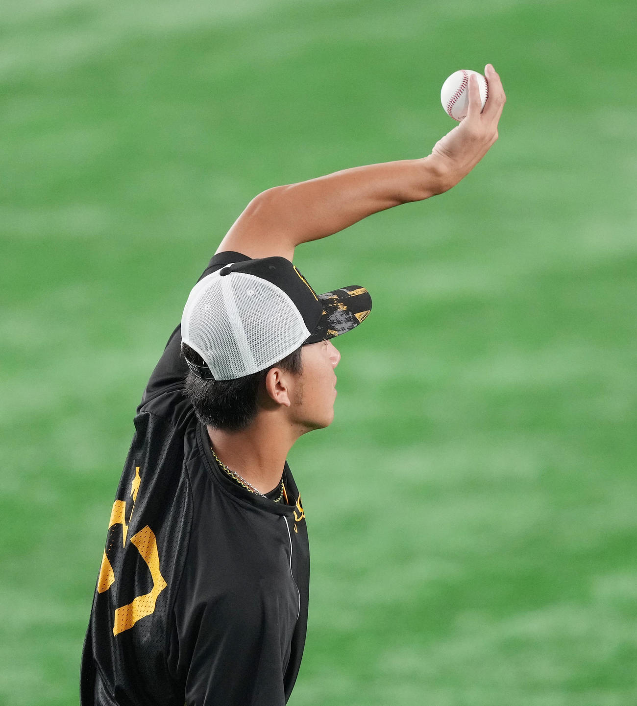 巨人対阪神　試合前、調整する阪神伊藤将（撮影・菅敏）