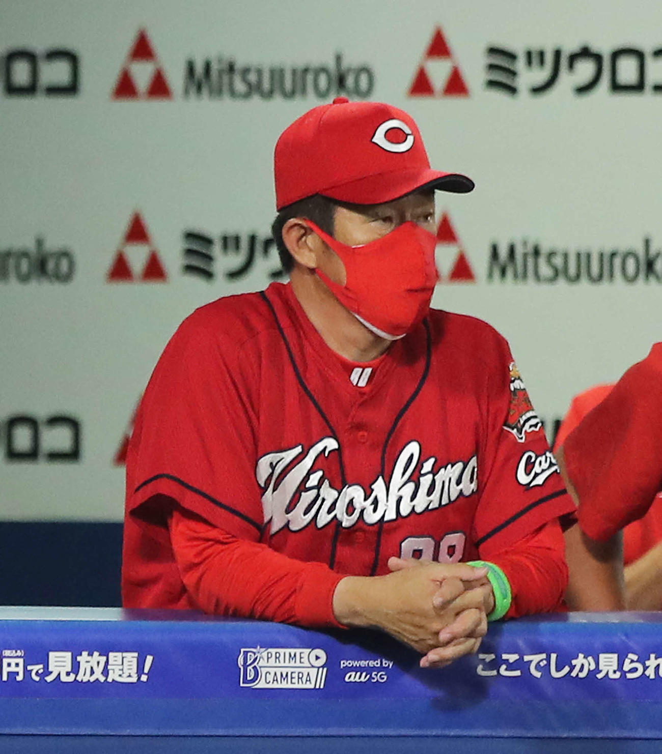 DeNA対広島　9回裏、戦況を見守る広島佐々岡監督（撮影・河田真司）