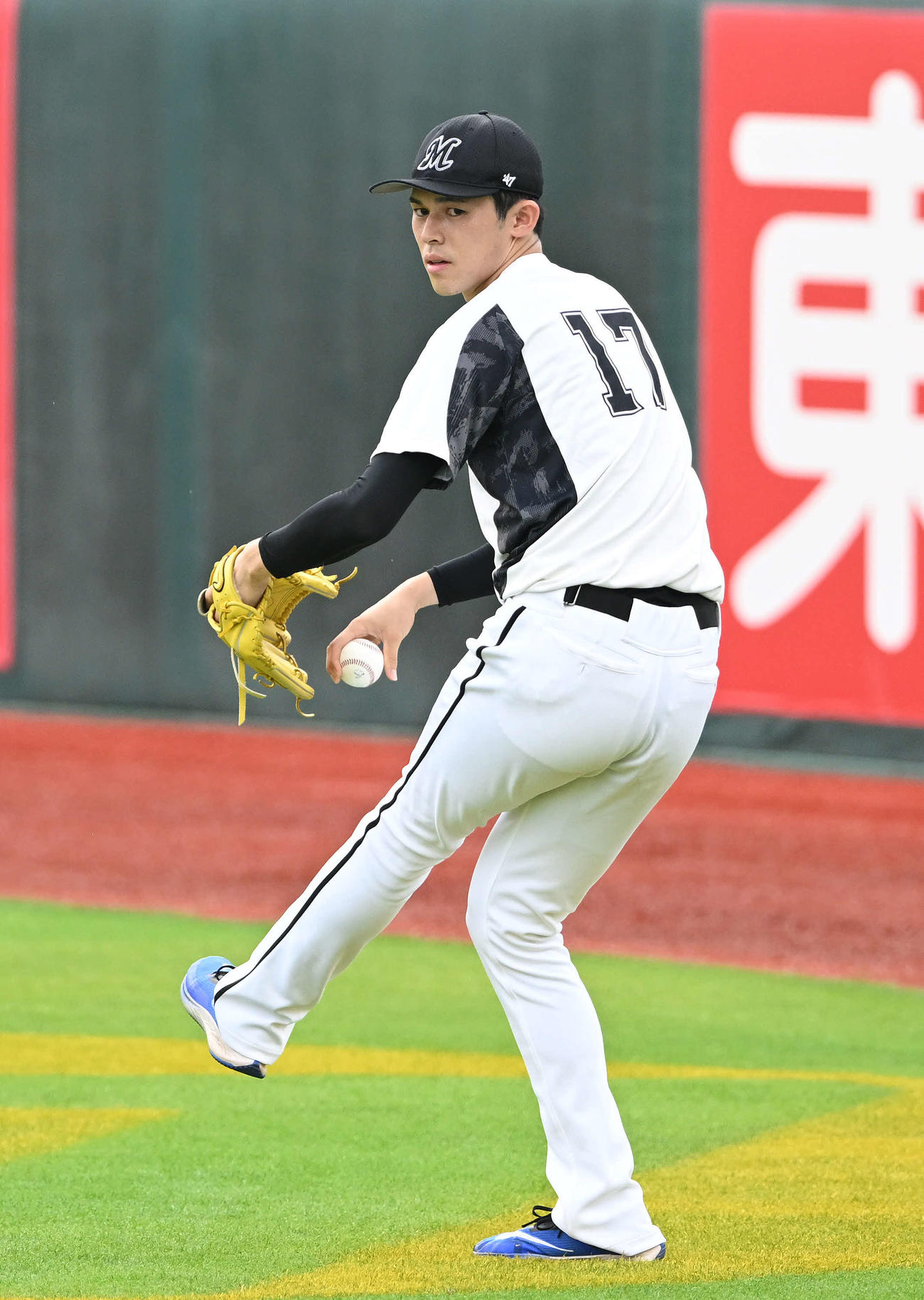 楽天対ロッテ　試合前練習のキャッチボールで調整するロッテ佐々木朗（撮影・滝沢徹郎）