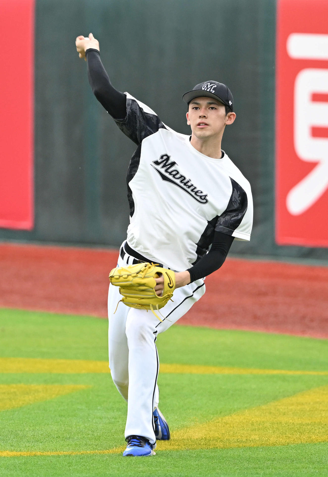 楽天対ロッテ　試合前練習のキャッチボールで調整するロッテ佐々木朗（撮影・滝沢徹郎）