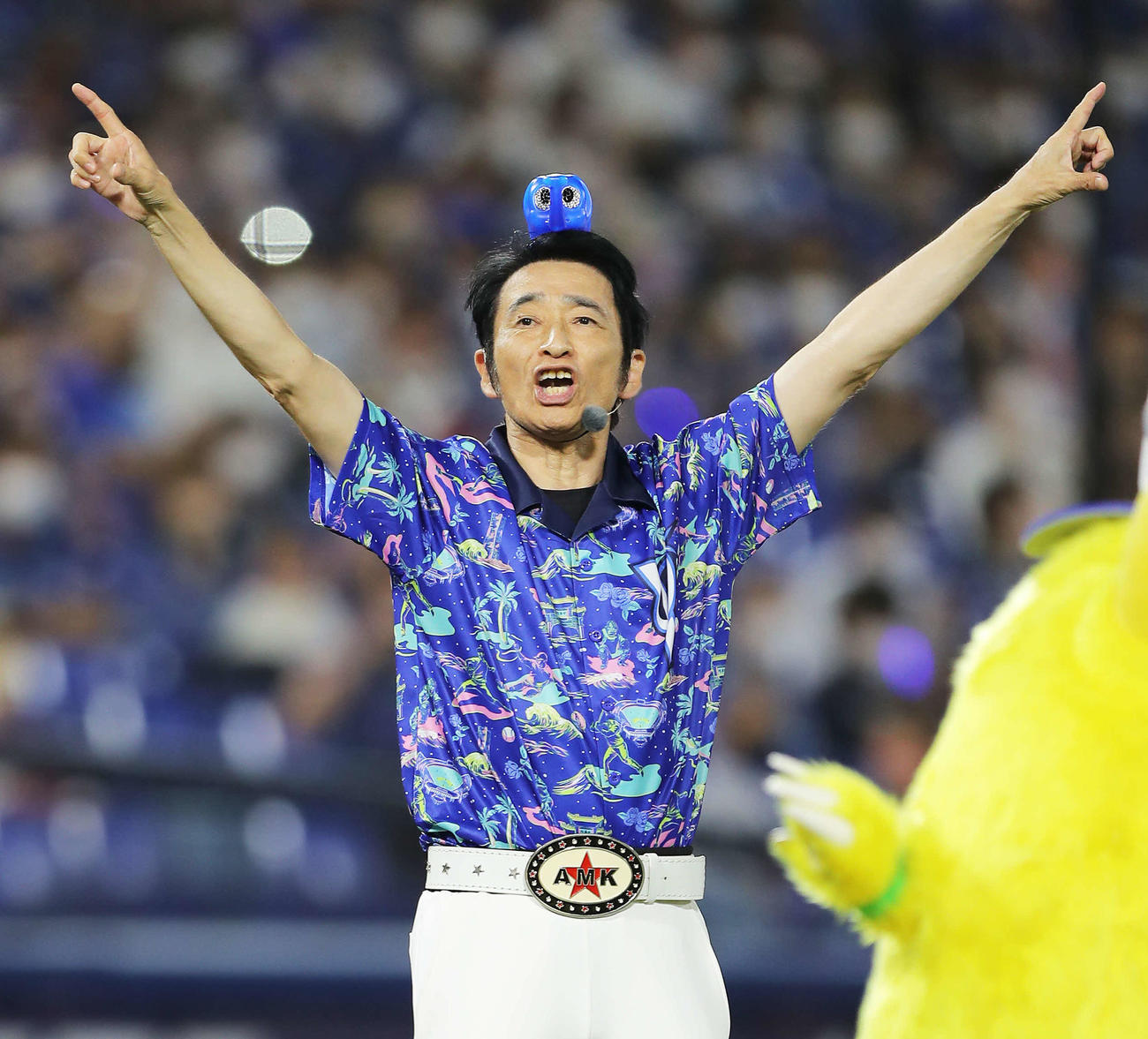 DeNA対広島　試合終了後、「BLUE BLUE DANCE」を披露するラッキィ池田（撮影・河田真司）
