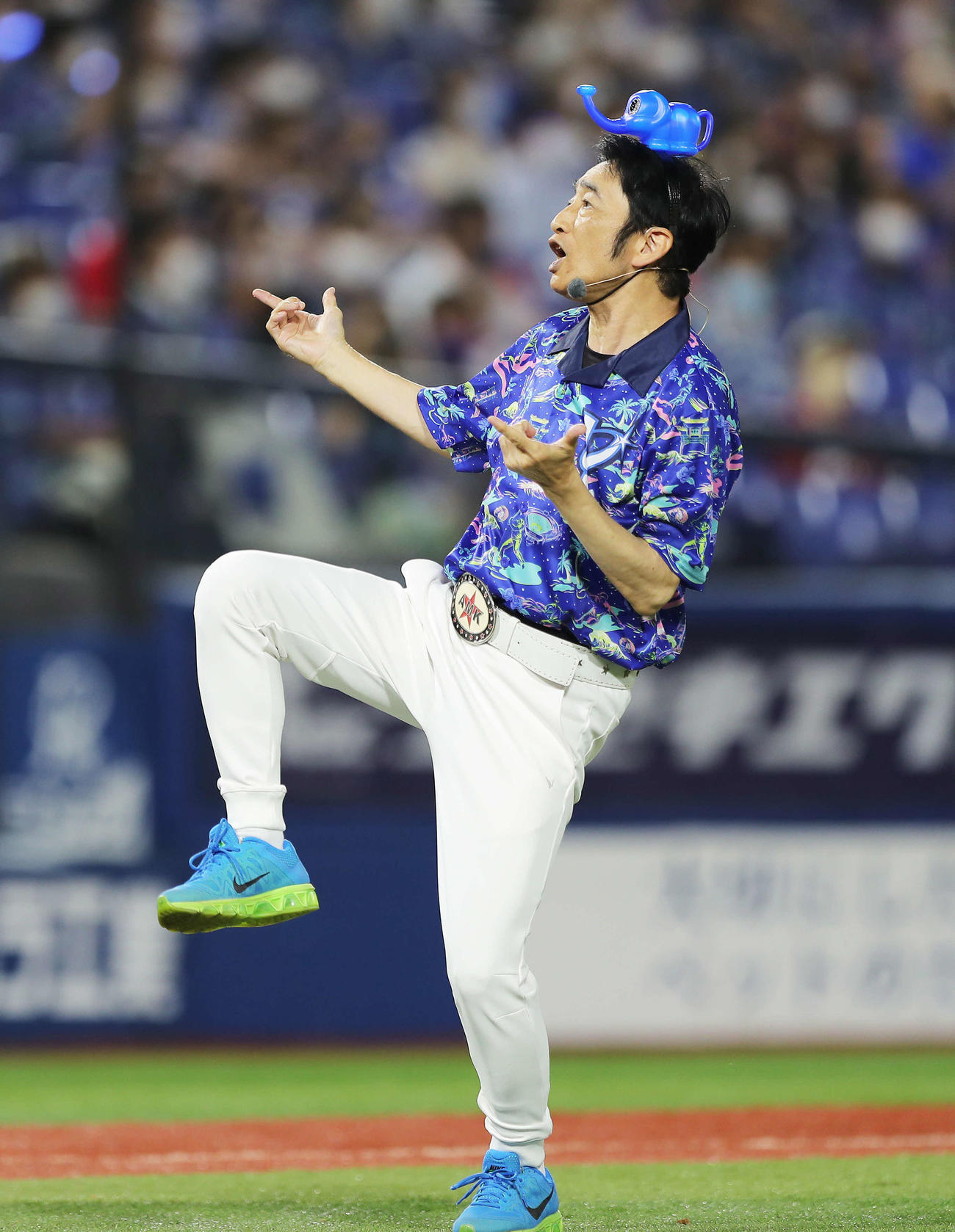DeNA対広島　試合終了後、「BLUE BLUE DANCE」を披露するラッキィ池田（撮影・河田真司）