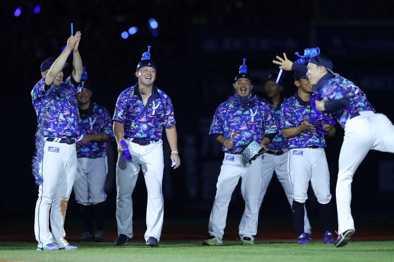 DeNA対広島　試合終了後、「BLUE BLUE DANCE」を披露する入江（手前）を見て笑顔を見せる、左から佐野、牧、宮崎（撮影・河田真司）