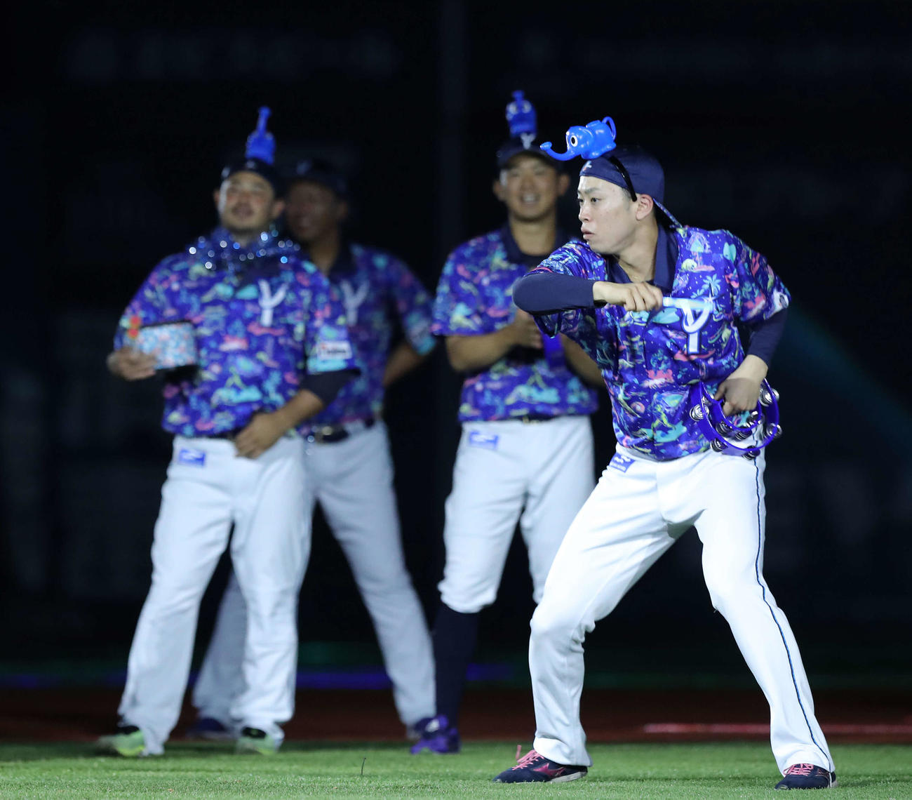 DeNA対広島　試合終了後、「BLUE BLUE DANCE」を披露する入江（手前）（撮影・河田真司）