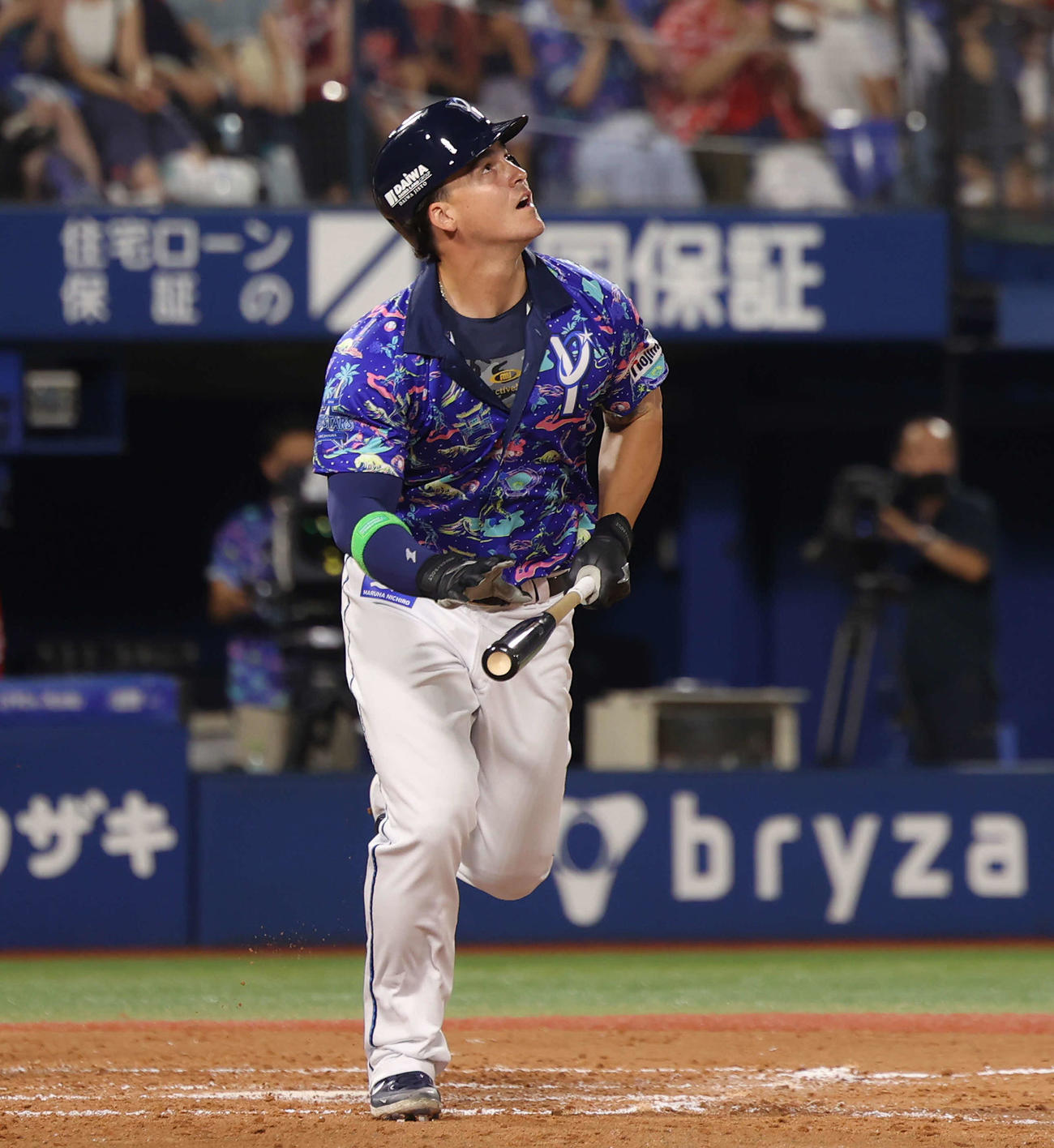 DeNA対広島　8回裏DeNA1死、右飛を放つオースティン（撮影・河田真司）
