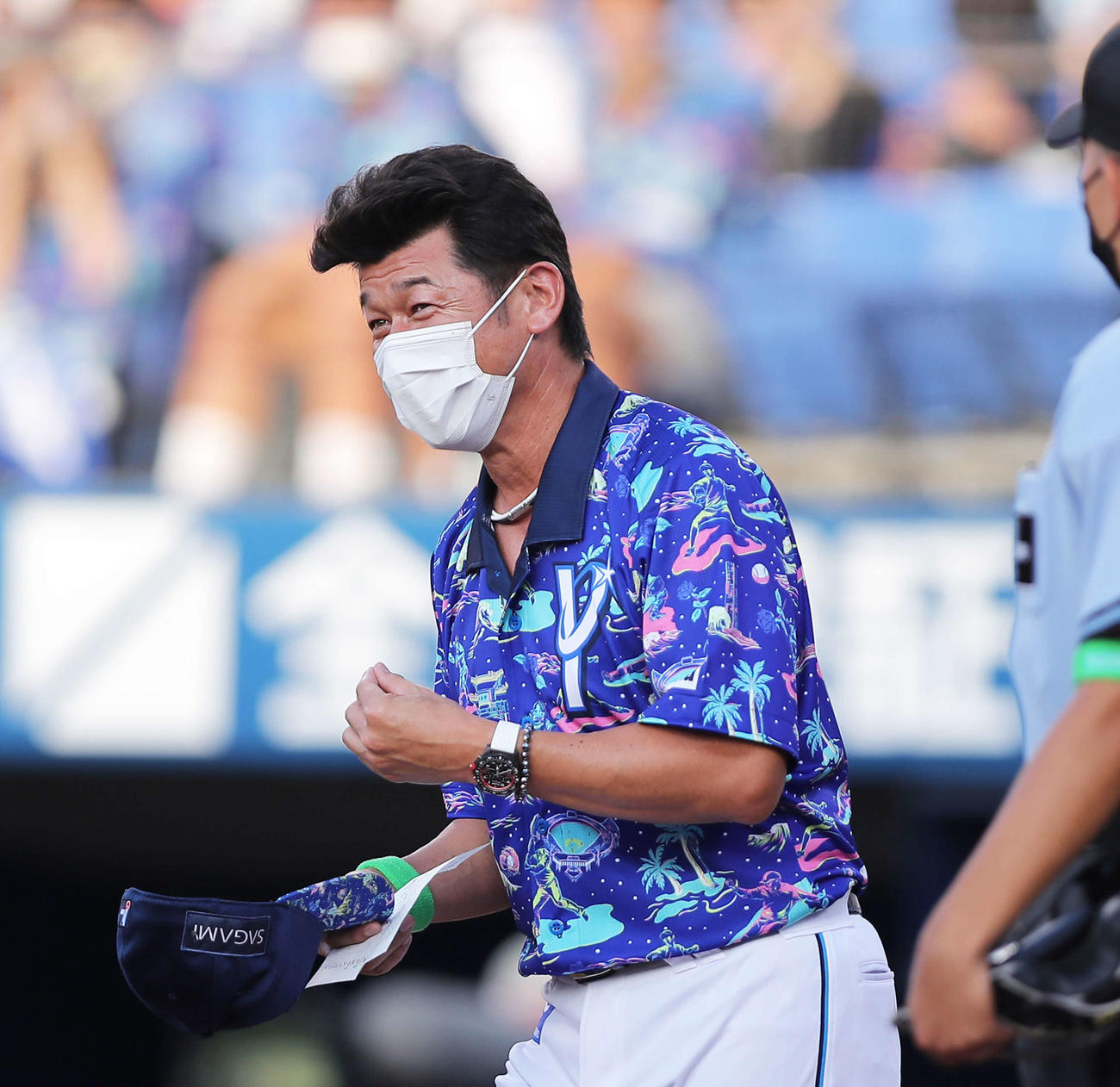 DeNA対広島　試合開始前、メンバー表交換に臨むDeNA三浦監督（撮影・河田真司）