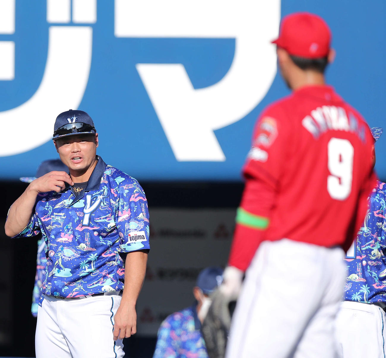 DeNA対広島　試合前、襟付きユニホームを着用しウオーミングアップするDeNA細川（左）と言葉を交わす広島秋山（撮影・河田真司）