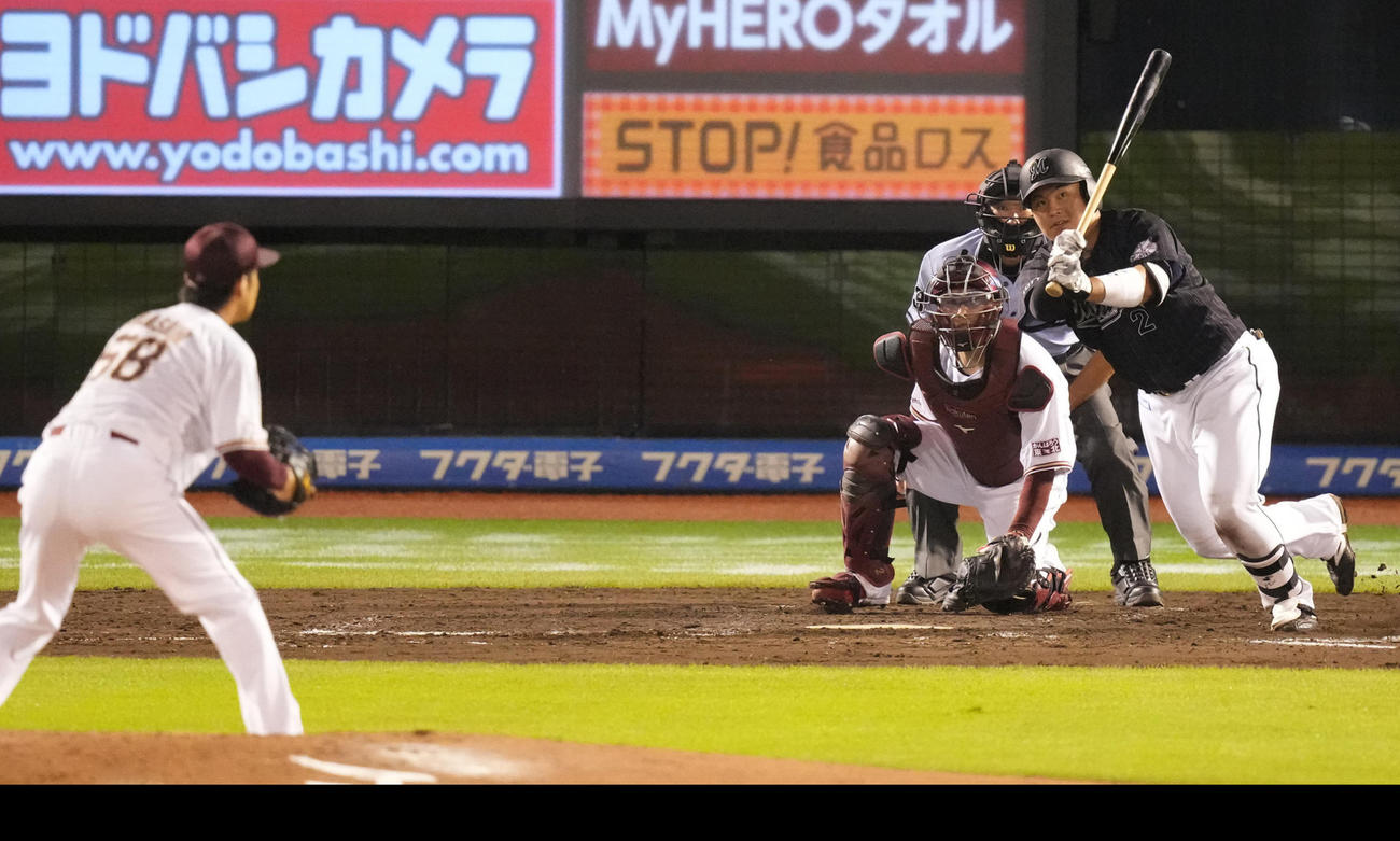 楽天対ロッテ　4回表ロッテ2死二塁、中前適時打を放つ松川。投手辛島（撮影・鈴木みどり）