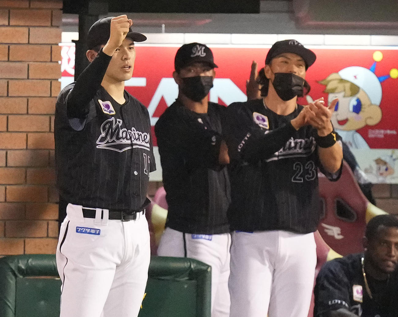 楽天対ロッテ　4回表ロッテ2死二塁、松川の中前適時打に右手を挙げる佐々木朗（左）（撮影・鈴木みどり）