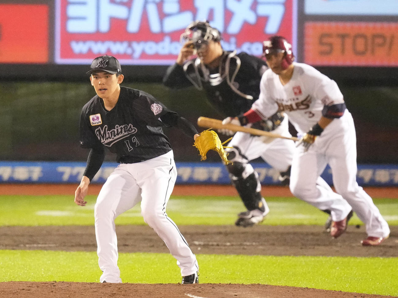 楽天対ロッテ　4回裏楽天無死一塁、浅村を二ゴロ併殺に仕留める佐々木朗（撮影・鈴木みどり）