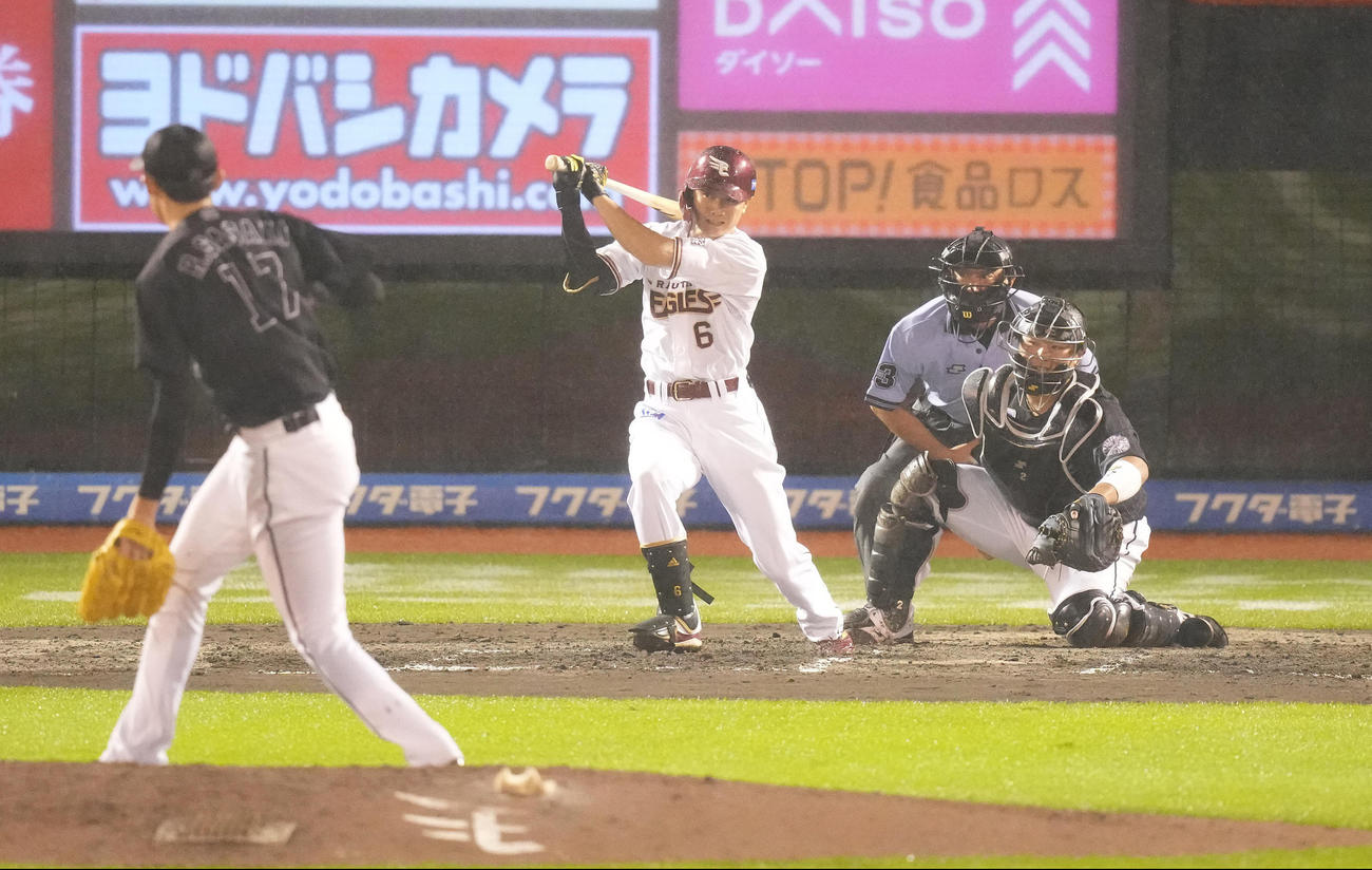 楽天対ロッテ　6回裏楽天1死二塁、右前適時打を放つ西川。投手佐々木朗（撮影・鈴木みどり）