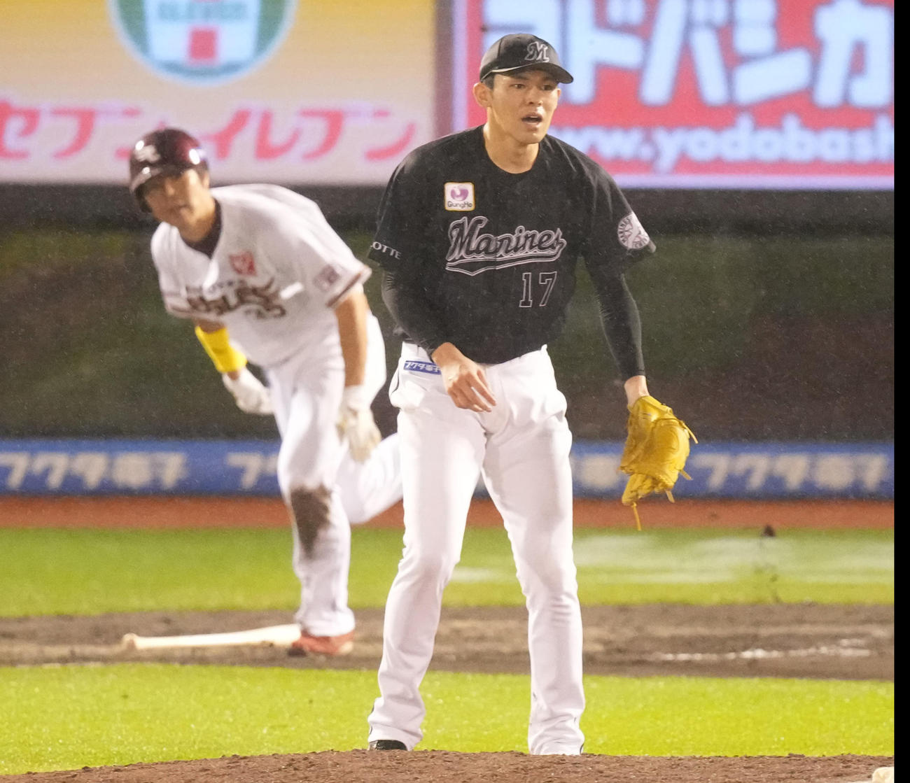 楽天対ロッテ　6回裏楽天1死満塁、島内に左2点適時打を浴びる佐々木朗（撮影・鈴木みどり）