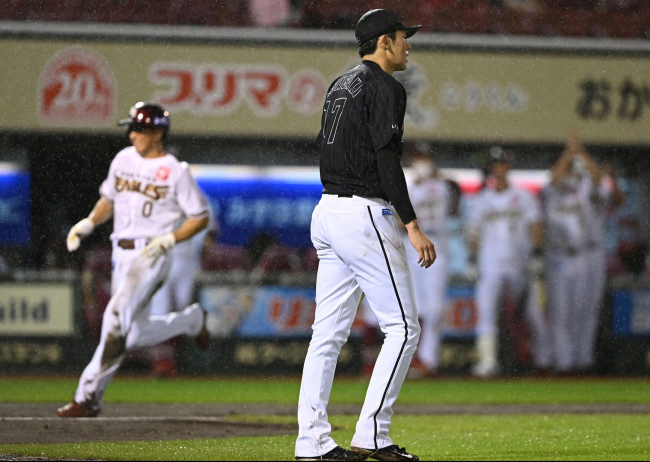 楽天対ロッテ　6回裏楽天1死満塁、島内に2点適時打を浴びる佐々木朗（撮影・滝沢徹郎）