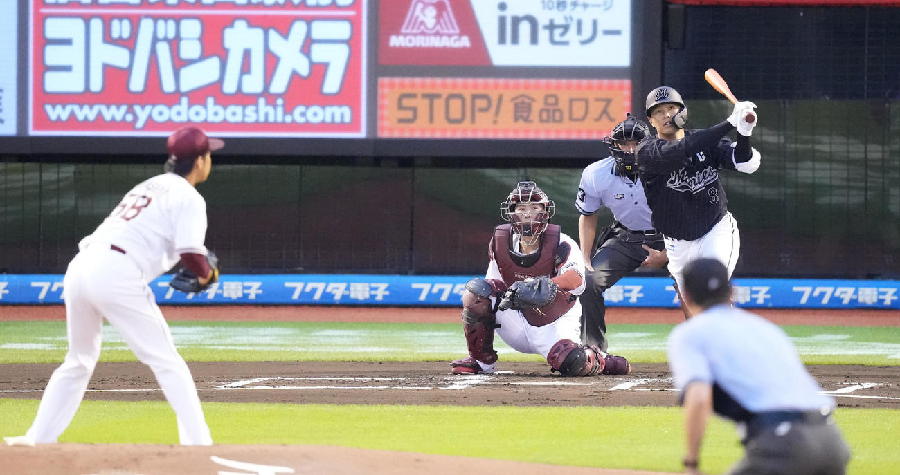 楽天対ロッテ　1回表ロッテ無死一、三塁、先制の左前適時打を放つ中村奨。投手辛島（撮影・鈴木みどり）