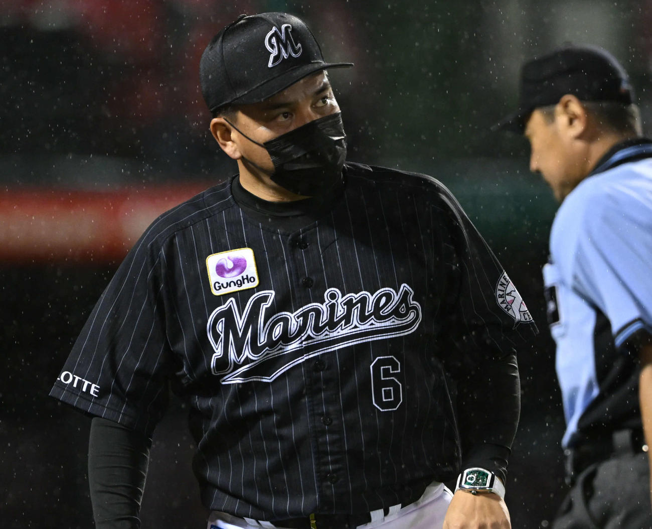 楽天対ロッテ　6回裏、投手の交代を告げるロッテ井口監督（撮影・滝沢徹郎）