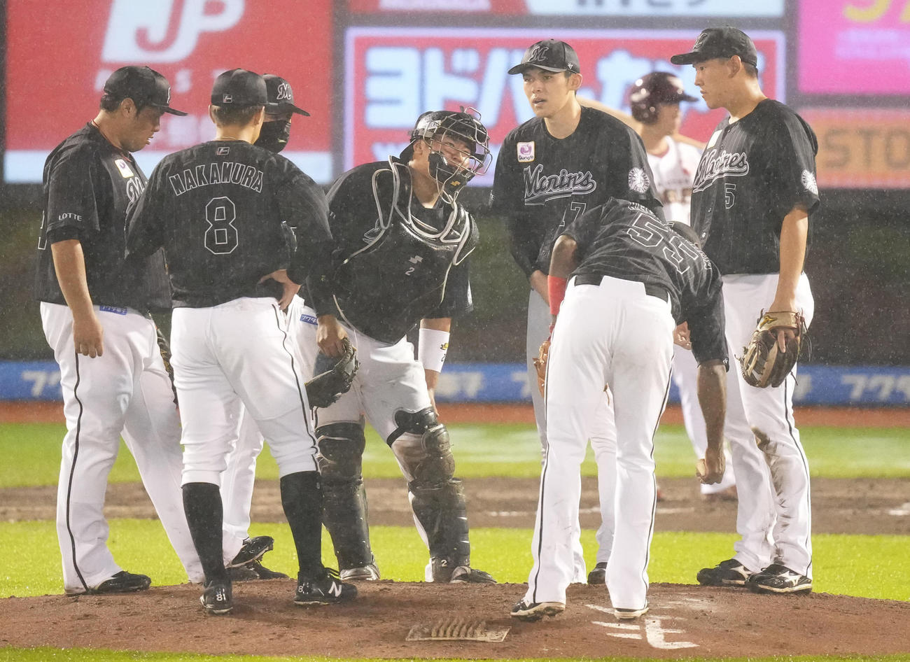 楽天対ロッテ　6回裏途中でマウンドの佐々木朗（右から3人目）のもとに集まるロッテナイン（撮影・鈴木みどり）