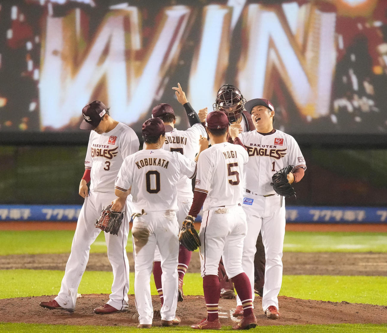 楽天対ロッテ　ロッテに勝利しタッチを交わす松井（右）ら楽天ナイン（撮影・鈴木みどり）