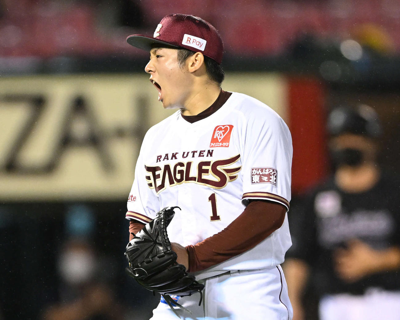 楽天対ロッテ　9回表ロッテ2死一塁、中村奨を見逃し三振に仕留めさけぶ松井裕（撮影・滝沢徹郎）