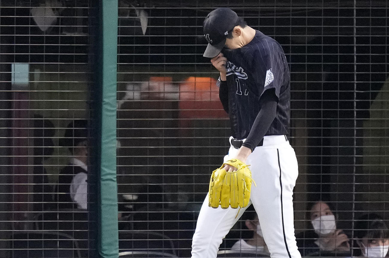 楽天対ロッテ　1回裏に失点し、汗をぬぐいベンチへ戻るロッテ佐々木朗（撮影・鈴木みどり）