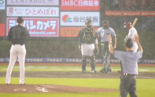 楽天対ロッテ 4回裏楽天無死一塁、打者浅村の時、雨脚が強くなり試合が中断する。投手佐々木朗(撮影・鈴木みどり)