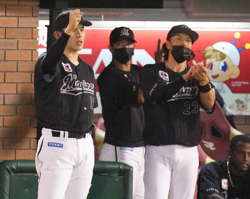 楽天対ロッテ 4回表ロッテ2死二塁、松川の中前適時打に右手を挙げる佐々木朗(左)(撮影・鈴木みどり)