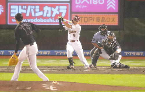 楽天対ロッテ 6回裏楽天1死二塁、右前適時打を放つ西川。投手佐々木朗(撮影・鈴木みどり)