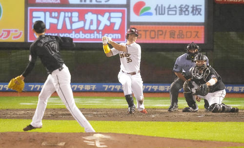 楽天対ロッテ 6回裏楽天1死満塁、左2点適時打を放つ島内。投手佐々木朗(撮影・鈴木みどり)
