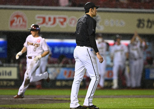 楽天対ロッテ 6回裏楽天1死満塁、島内に2点適時打を浴びる佐々木朗(撮影・滝沢徹郎)