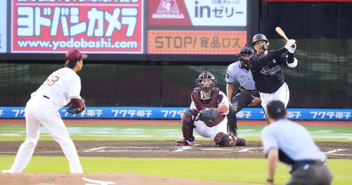 楽天対ロッテ 1回表ロッテ無死一、三塁、先制の左前適時打を放つ中村奨。投手辛島(撮影・鈴木みどり)