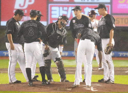 楽天対ロッテ 6回裏途中でマウンドの佐々木朗(右から3人目)のもとに集まるロッテナイン(撮影・鈴木みどり)