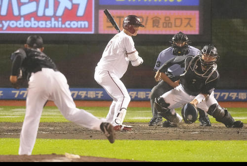 楽天対ロッテ 6回裏楽天1死満塁、押し出し四球を選ぶ辰己。投手広畑(撮影・鈴木みどり)