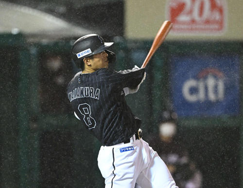 楽天対ロッテ 8回表ロッテ無死、中村奨はソロ本塁打を放つ(撮影・滝沢徹郎)