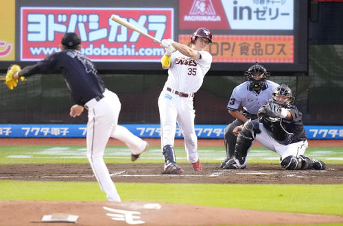 楽天対ロッテ 1回裏楽天2死二塁、中前適時打を放つ島内。投手佐々木朗(撮影・鈴木みどり)