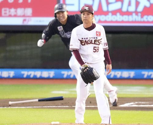 楽天対ロッテ 1回表ロッテ1死一、二塁、安田に中前適時打を浴びる辛島(撮影・鈴木みどり)