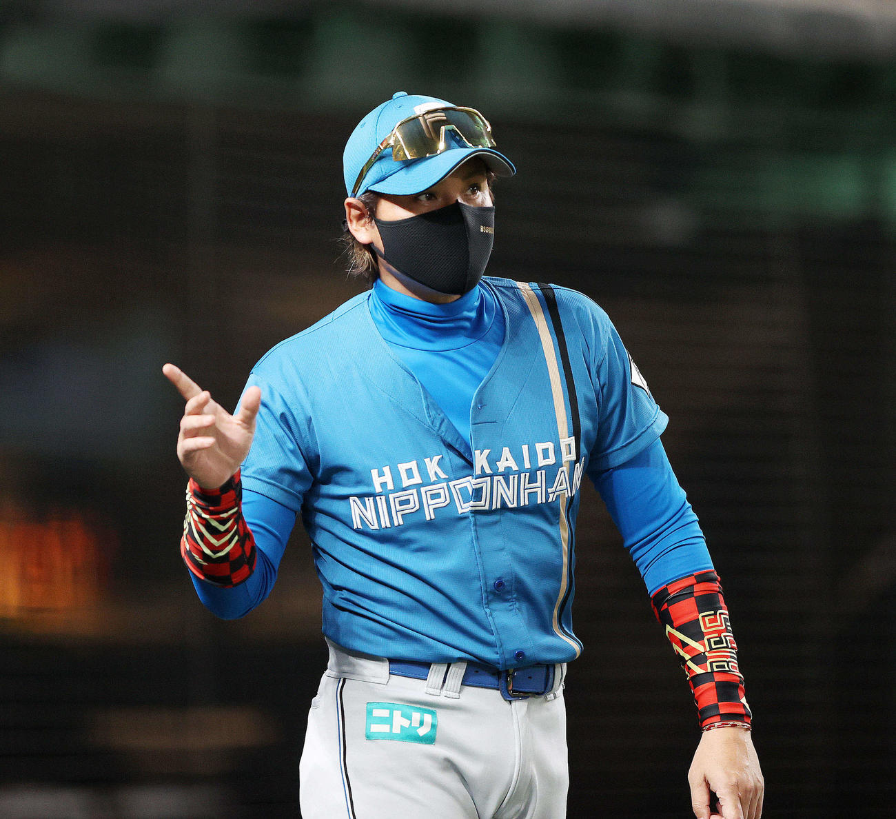 西武対日本ハム　9回表日本ハム1死一、二塁、代走を告げる日本ハム新庄監督（撮影・鈴木正人）