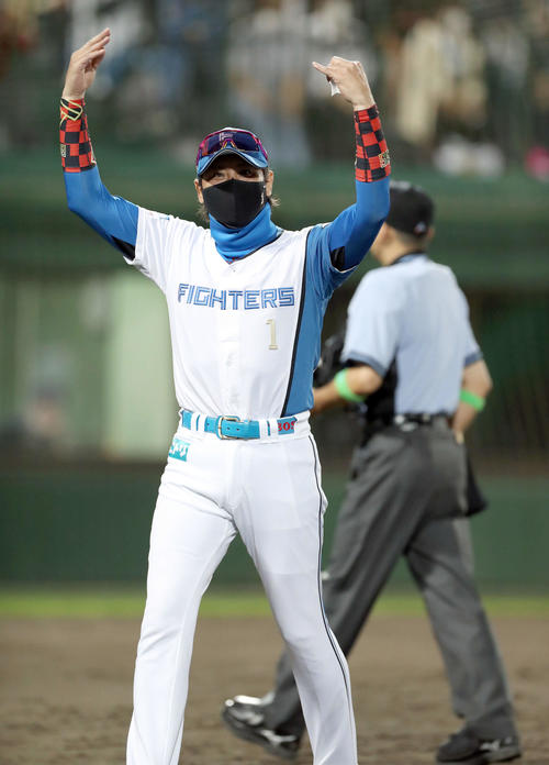 日本ハム対ソフトバンク　選手交代を告げスタンド応援席のファンを盛り上げる新庄監督（撮影・佐藤翔太）