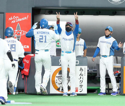 日本ハム対ソフトバンク　8回裏日本ハム2死一塁、右越え2点本塁打を放った清宮（左手前）を出迎える新庄監督（撮影・佐藤翔太）