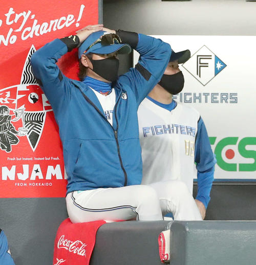 日本ハム対楽天　追加点を許し頭をかかえる新庄監督（撮影・佐藤翔太）