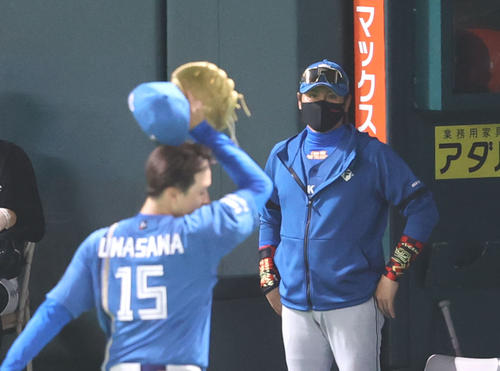 5回途中でマウンドを降りる上沢直之を見る新庄剛志監督（撮影・梅根麻紀）