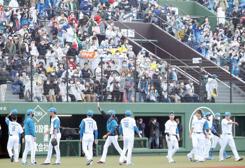 日本ハム対オリックス　7回日没コールドとなりスタンド応援席のファンに手を振りながら引き揚げる新庄監督（中央手前）と選手たち（撮影・佐藤翔太）