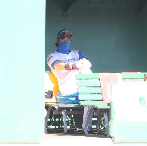 日本ハム対オリックス　ベンチで渋い表情の新庄監督（撮影・黒川智章）
