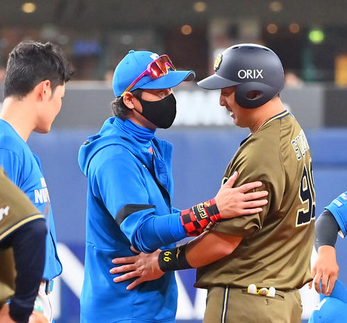 3回裏オリックス1死、杉本（右）に2打席連続で死球を与え謝罪する日本ハム新庄監督（撮影・和賀正仁）