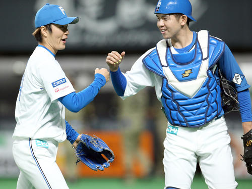 日本ハム対西武　8回表を無失点に抑えグータッチを交わす日本ハム玉井（左）と清水（撮影・佐藤翔太）