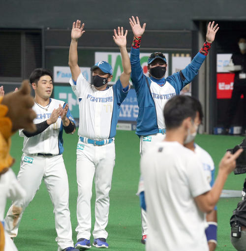 日本ハム対西武　サヨナラ勝利に歓喜する新庄監督（右後方）（撮影・佐藤翔太）