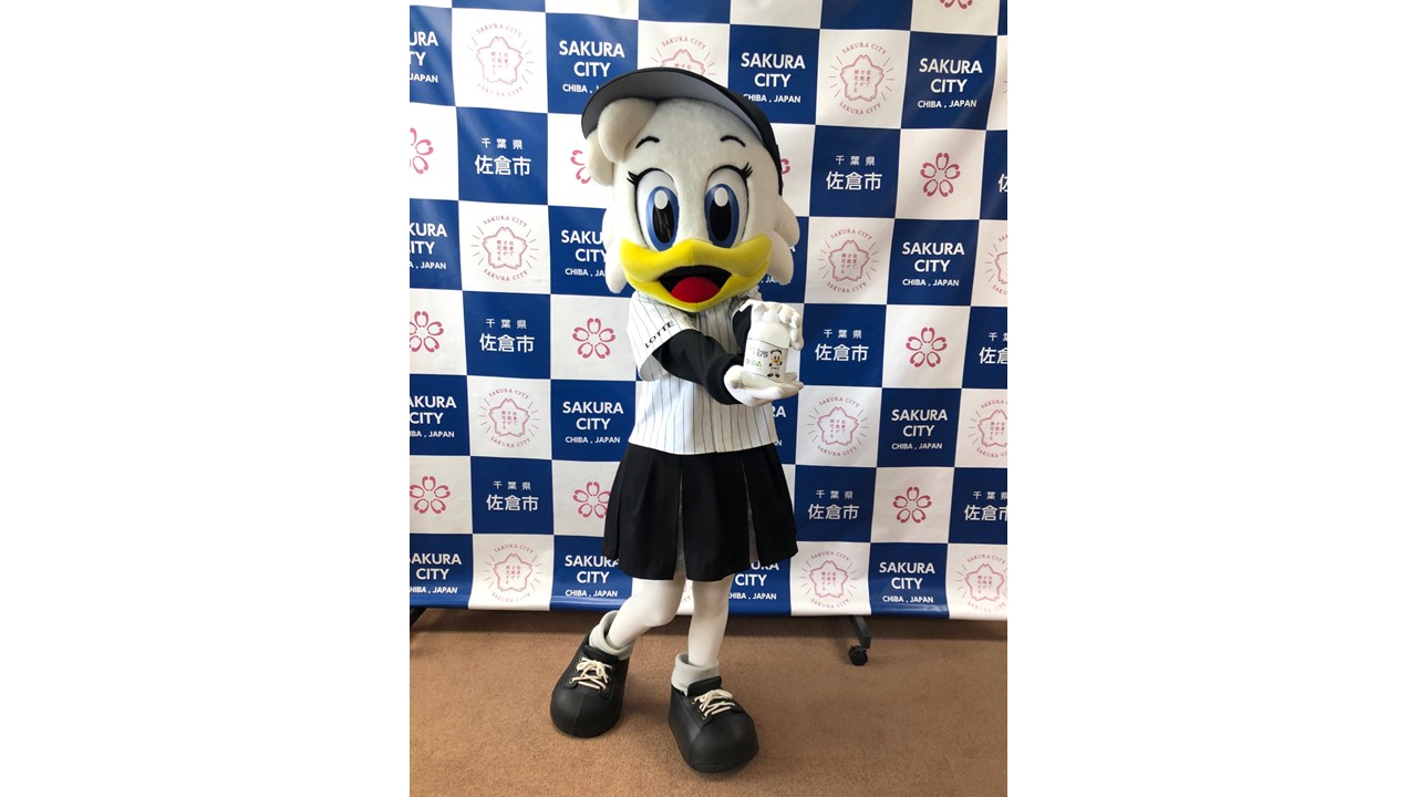 ロッテは千葉・佐倉市内の小学校全3校に「マリーンズ消毒用アルコールディスペンサー」計1160本を寄贈した（写真は球団提供）